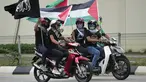Warga Muslim mengendarai motor membawa bendera Palestina saat konvoi protes menentang serangan Israel di Gaza di luar Kedutaan Besar Amerika Serikat di Kuala Lumpur, Malaysia, Jumat (21/5/2021).  (AP Photo / Vincent Thian)