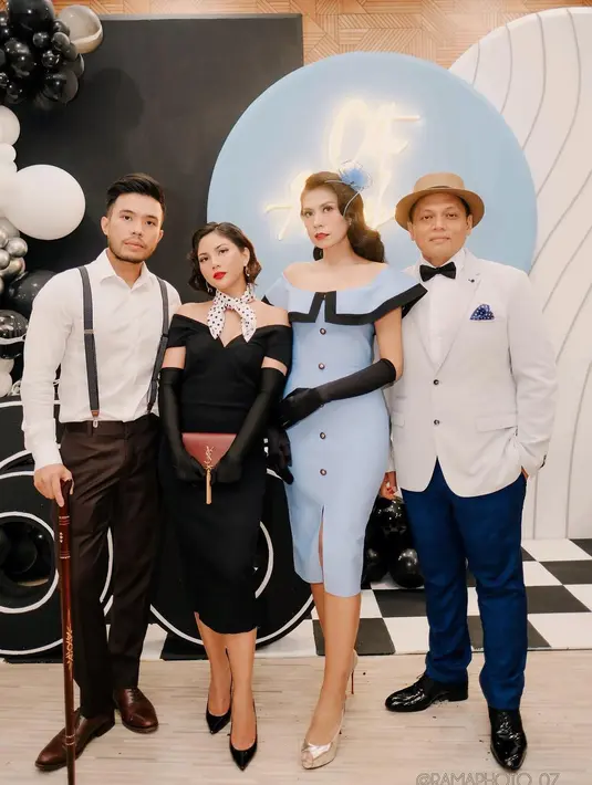 <p>Jessica Mila memadukan off shoulder dress warna hitam yang dipadukan scarf putih.  (Instagram/jscmila).</p>