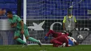 Gelandang Real Madrid, Casemiro, mencetak gol ke gawang Espanyol pada laga La Liga di Stadion Cornella-El Prat, Minggu (28/6/2020). Real Madrid menang 1-0 atas Espanyol. (AP/Joan Monfort)