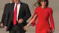 Donald Trump tak ingin melepaskan gandengan tangannya dengan Melania Trump saat tiba di Palm Beach. (Foto: Mirror)