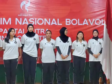 Timnas voli putri Indonesia mengikuti acara pelepasan menuju Asian Games 2026 di Padepokan Voli Jenderal Polisi Kunarto, Sentul, Bogor, Minggu (13/9/2026). Srikandi Merah Putih dilepas PP PBVSI untuk berlaga di Aichi-Nagoya, Jepang, dengan target menembus lima besar. (Bola.com/Arif Anggara Mulya)