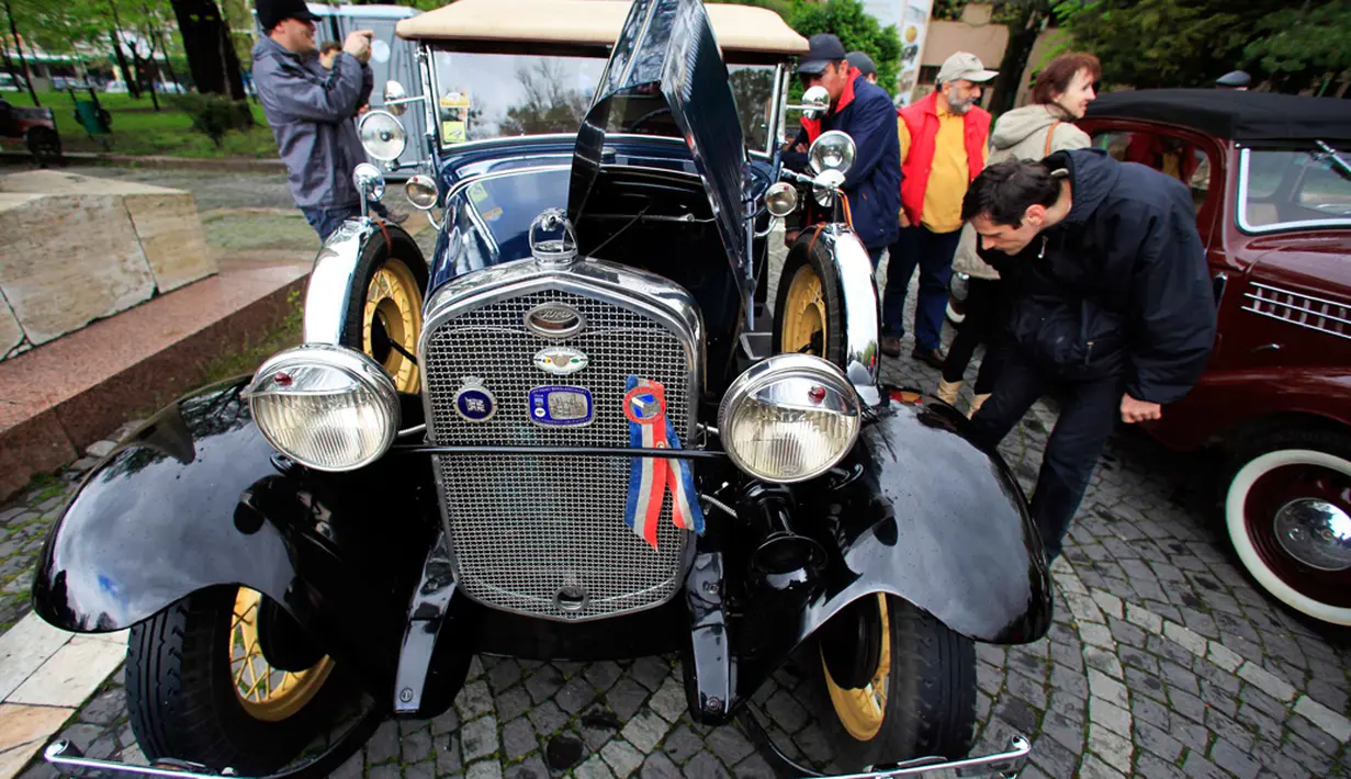 Pengunjung melihat-lihat Ford A Roadster buatan 1931 di area pameran mobil antik ke-3 di Bucharest, Rumania (12/4/2014) (REUTERS/Radu Sigheti)