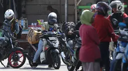 Pemudik sepeda motor mengantre saat mengisi bahan bakar di SPBU kawasan Brebes, Jawa Tengah, Minggu (2/6/2019).  Sejumlah SPBU di Brebes terpantau ramai oleh para pemudik yang mengisi bahan bakar kendaraannya. (Liputan6.com/Herman Zakharia)