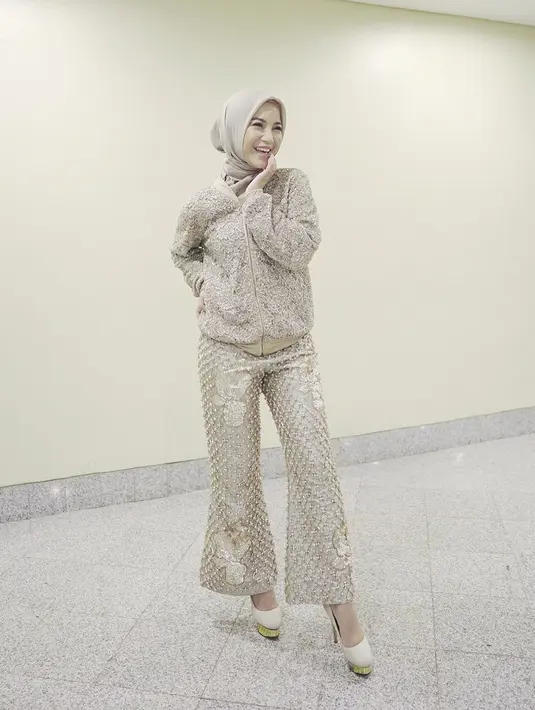 Selain itu, kesempatan Chacha pernah berbagai cerita dengan Syekh Yusuf Estes seorang pemuka agama dari Texas yang diketahui menjadi mualaf sejak 1991 silam. Ia menceritakan pertemuannya kembali di Balai Sudirman. (Instagram/chafrederica)