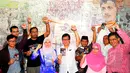 Putri tokoh oposisi Malaysia Anwar Ibrahim, Nurul Izzah (keempat kiri) dan adiknya, Nurul Iman Anwar  (ketiga kanan) berfoto bersama sesuai pertemuan dengan KontraS, Jakarta, Sabtu (4/4/2015). (Liputan6.com/Yoppy Renato)   