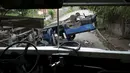 Tampak dari kaca mobil yang hancur akibat bentrokan yang terjadi antara pengunjuk rasa dan polisi di Nikaragua, Kamis (8/10/2015).Bentrokan dipicu sengketa operasi tambang emas yang dimiliki oleh Kanada B2Gold Corp. (REUTERS/Oswaldo Rivas)
