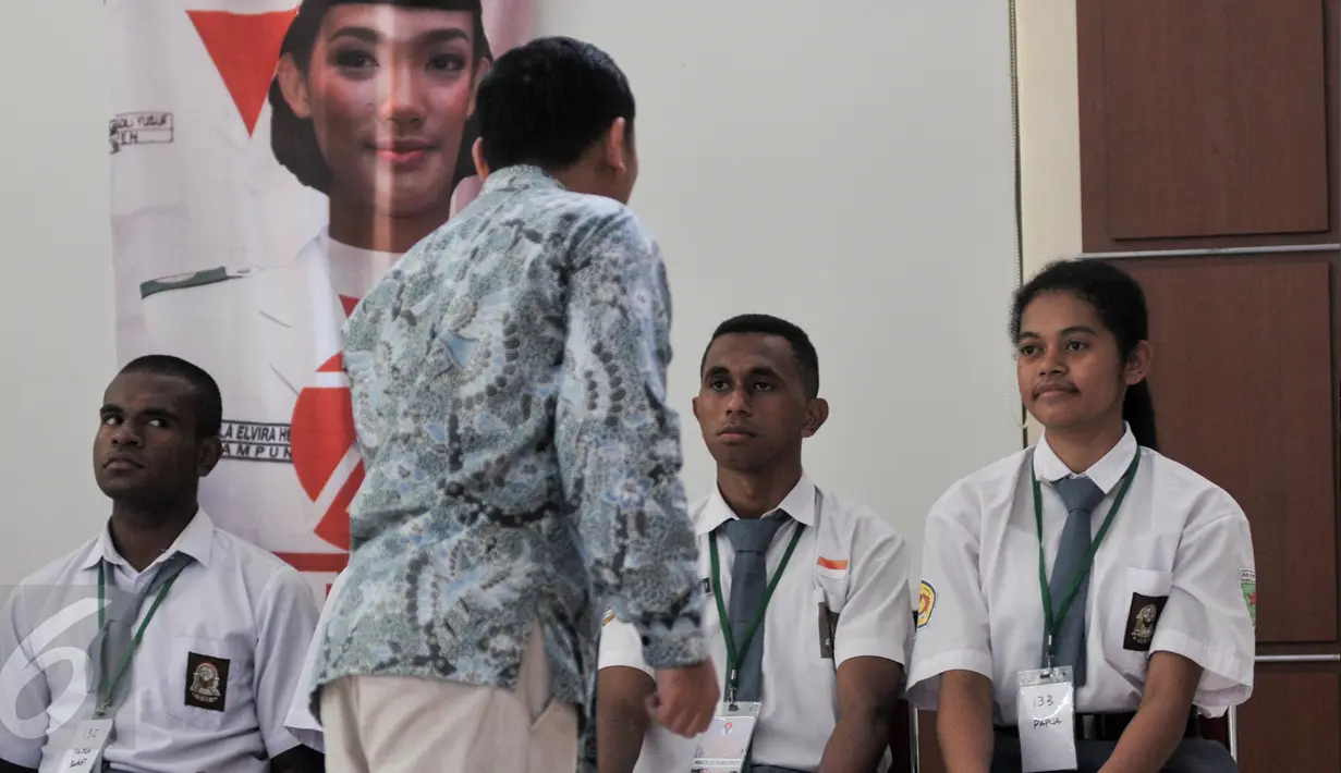 Sebanyak 68 Pasukan Pengibar Bendera Puasaka (Paskibraka) yang telah lolos seleksi ikuti pendalaman materi di Gedung PP-PON Menpora Cibubur, Jakarta, Rabu (27/7). (Liputan6.com/Yoppy Renato)
