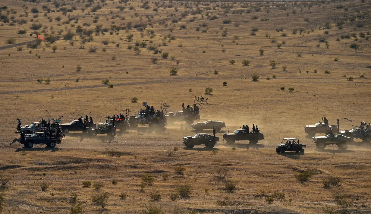 Para peserta melakukan konvoi mobil saat mengikuti Wasteland Weekend di Gurun Mojave, North Edwards, California, AS, Sabtu (28/9/2019). (Agustin Paullier/AFP)