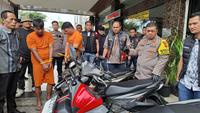 Praktik penadahan sepeda motor hasil curian di Kota Bandar Lampung akhirnya terbongkar. Ironisnya, dua pelaku yang diringkus polisi justru berprofesi sebagai petugas keamanan atau satpam di salah satu perusahaan supermarket ternama. (Liputan6.com/Ardi Munthe)