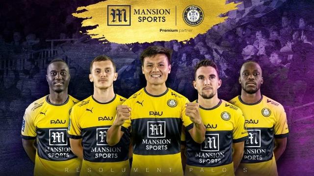 Nguyen Quang Hai berpose bersama pemain Pau FC