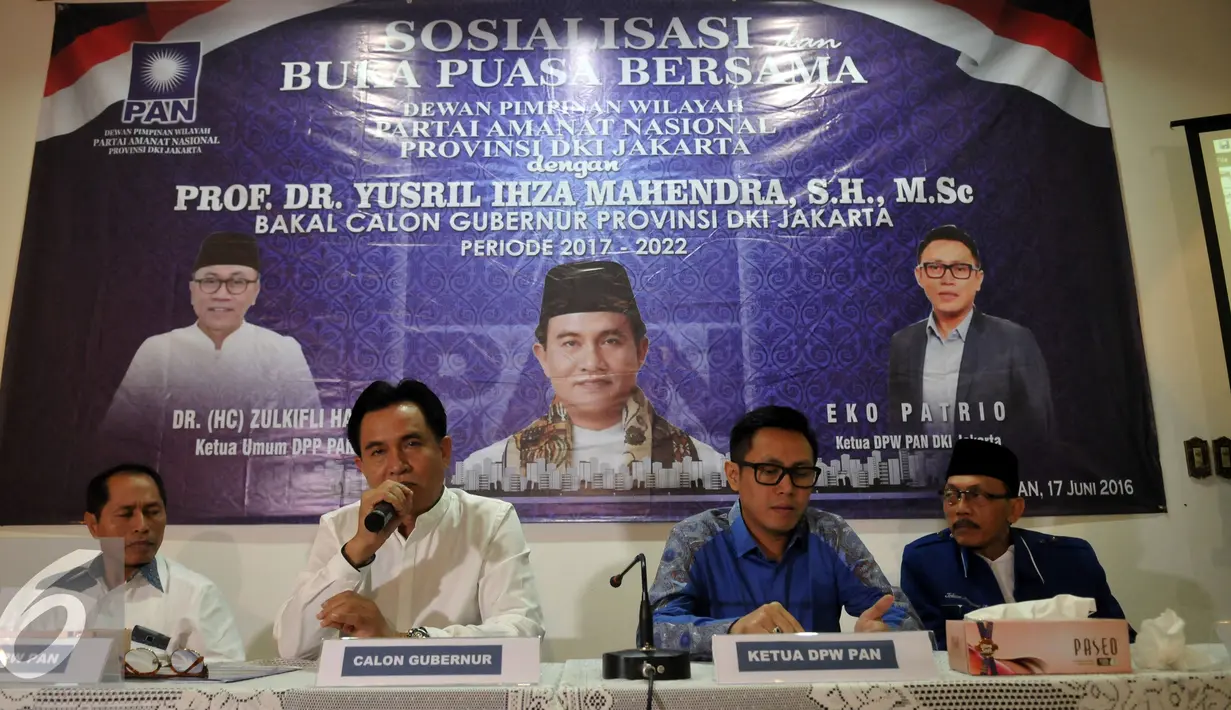 Bakal Calon Gubernur DKI Jakarta Yusril Ihza Mahendra (kedua kiri) memaparkan visi misinya saat berkunjung ke Kantor DPP PAN, Jakarta, Jumat (17/6). (Liputan6.com/Johan Tallo)