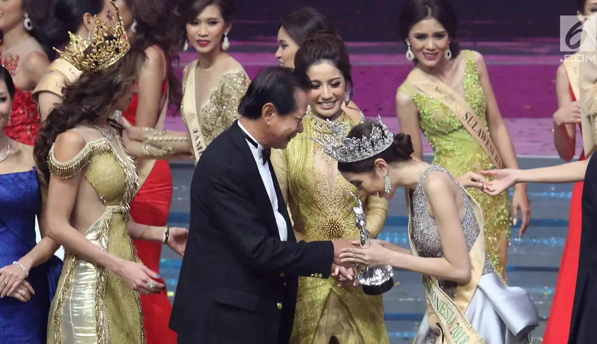 Presdir PT Bank Central Asia Tbk. (BCA) Jahja Setiaatmadja memberikan ucapan selamat kepada finalis Nadia Purwoko dari Bengkulu usai terpilih sebagai Miss Grand Indonesia 2018 pada malam final di JCC Jakarta, Sabtu (21/7)  (Liputan6.com/Angga Yuniar)