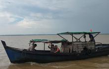 Perjuangan Polri Datangi Suku Akit, Naik Pompong Lewati Sungai Kuala