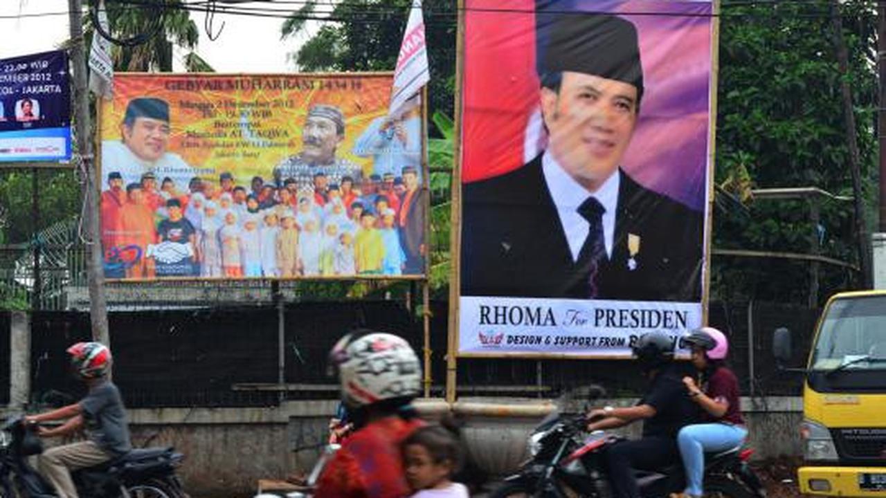 Baliho besar bertulis 'Rhoma For Presiden' 