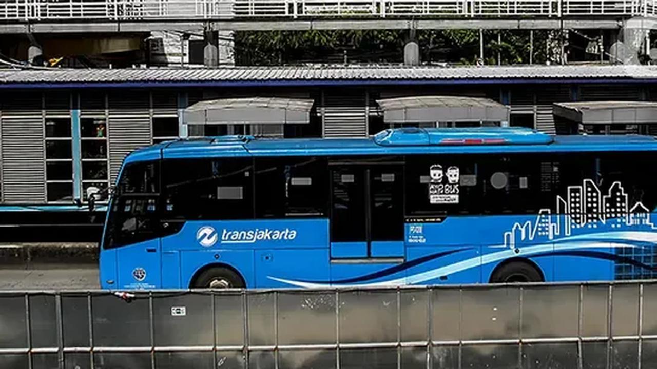 Perjalanan bus TransJakarta dikawal tim Patroli dan Pengawal (Patwal). Mereka berasal dari satuan Dinas Perhubungan DKI Jakarta.