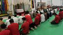 Skuad Malut United saat menjalankan ibadah sholat Maghrib di sela jamuan buka puasa bersama oleh Sultan Tidore, H. Husain Syah merayakan keberhasilan Malut United promosi ke Liga 1 2024/2025 usai menempati peringkat ketiga Pegadaian Liga 2 2023/2024 di Istana Kesultanan Tidore, Maluku Utara, Jumat (15/3/2024) malam WIT. (Bola.com/Hery Kurniawan)