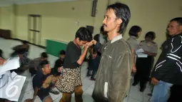 Sejumlah orang tua remaja yang diduga terlibat kerusuhan final Piala Presiden menjemput anaknya di Polres Jakarta Selatan, Jakarta (19/10/2015). (Liputan6.com/Gempur M Surya).