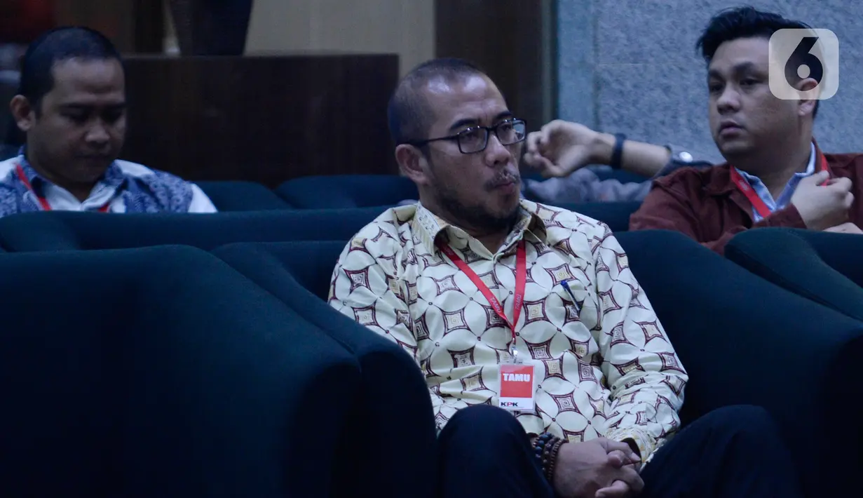 Komisioner KPU Hasyim Asy'ari menunggu untuk dimintai keterangan penyidik KPK di Gedung KPK, Jakarta, Jumat (24/1/2020). Hasyim Asy'ari diperiksa sebagai saksi untuk tersangka mantan Komisioner KPU Wahyu Setiawan terkait kasus dugaan suap penetapan anggota DPR. (merdeka.com/Dwi Narwoko)