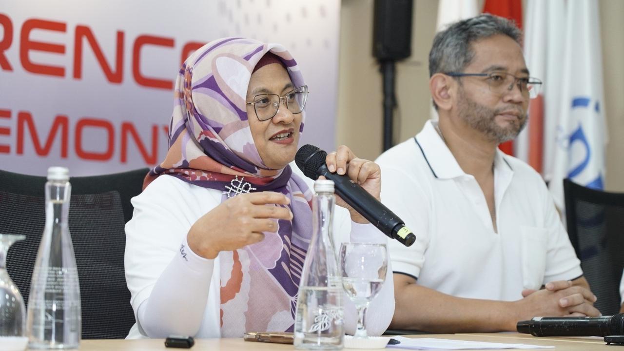 Direktur Utama Telkom Indonesia Dian Siswarini saat memberikan paparan pada sesi Press Conference Topping Off Ceremony “Powering AI Connectivity: Batam Digital Hub”