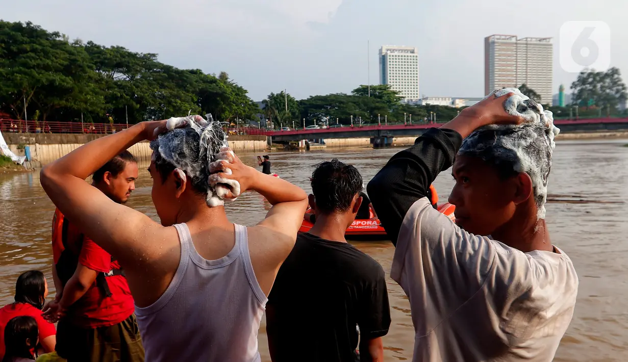 Tradisi asli warga Kota Tangerang ini dilakukan dengan pengawasan. (Liputan6.com/Angga Yuniar)