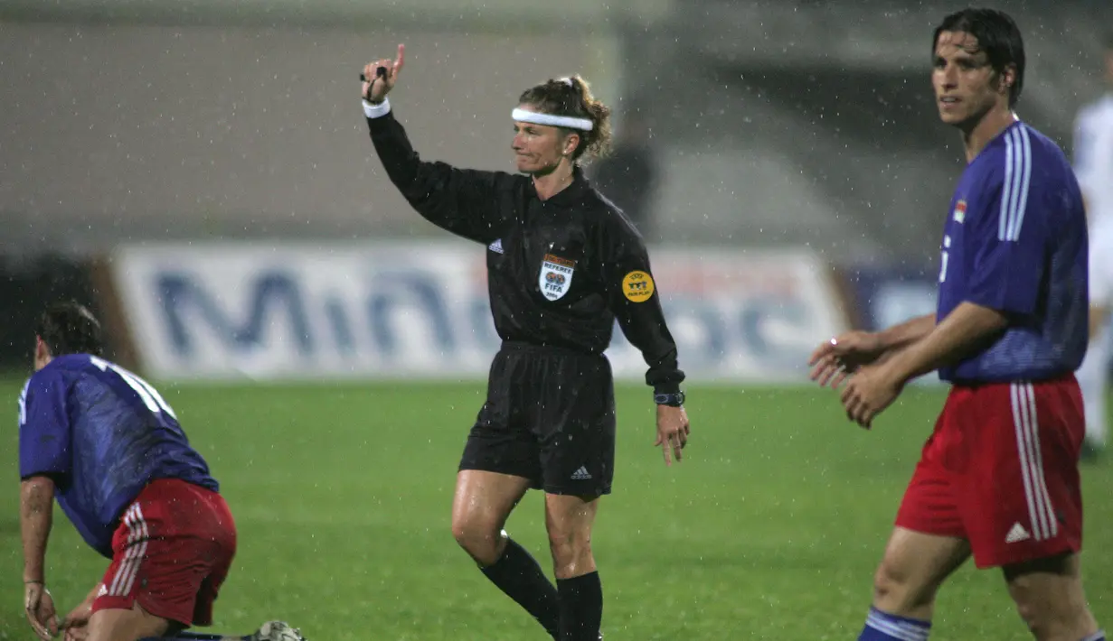 Nicole Petignat. Wasit wanita asal Swiss ini menjadi wasit pertama yang memimpin pertandingan sepakbola pria di babak penyisihan Piala UEFA tahun 2003 antara AIK Fotboll (Swedia) melawan Fylkir (Islandia). (AFP/John MacDougall)