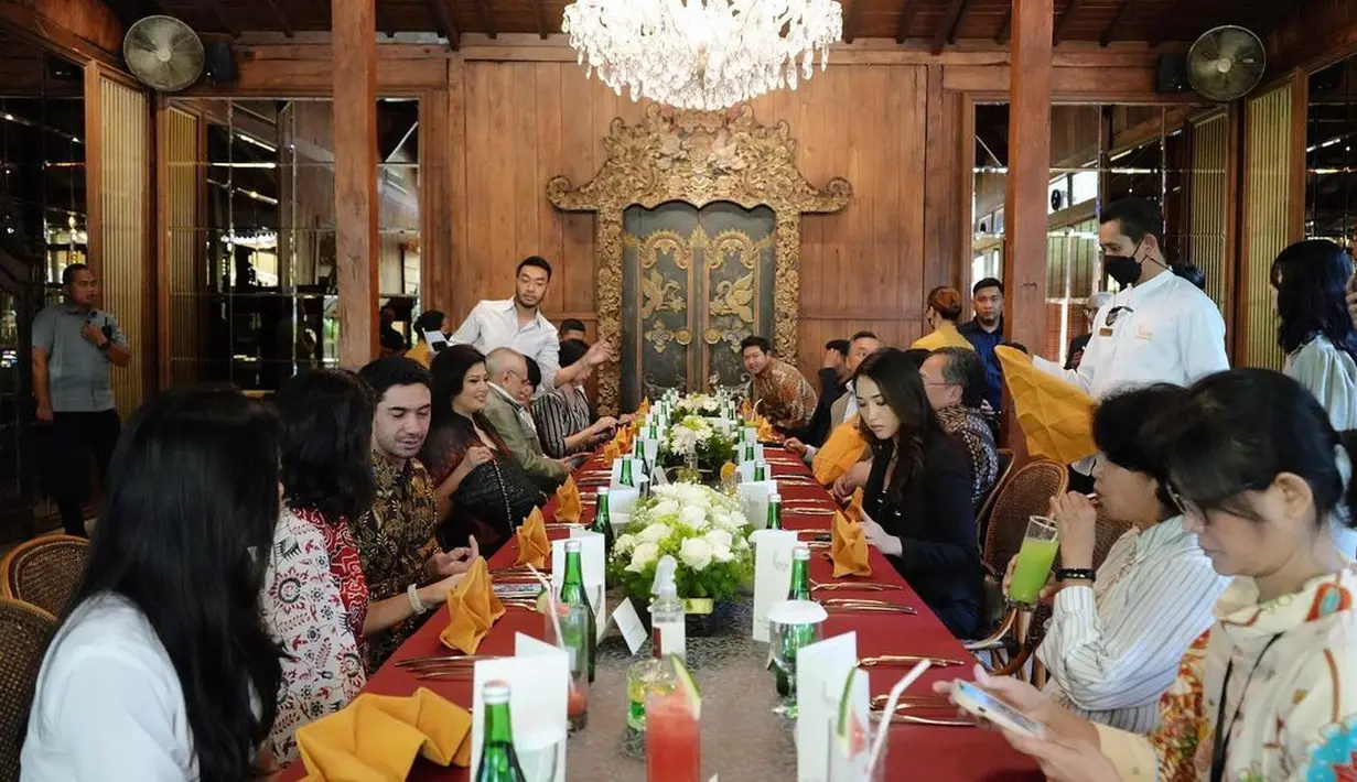 Tidak hanya sendiri, pertemuan Raline Shah dengan Presiden Timor Leste juga diramaikan dengan kehadiran artis dan public figure lainnya. Terlihat kehadiran Laksmi DeNeefe Suardana, Puteri Indonesia 2022, jurnalis senior Desi Anwar, Reza Rahadian, hingga Christine Hakim. [Foto: Instagram/ralineshah]