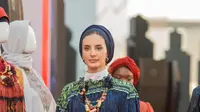 Itang Yunasz, salah satu pelopor fashion islami yang terkenal.  Itang memilih untuk mendedikasikan pertunjukannya pada kain tenun tradisional Sumba.  Keindahan Sumba terlihat dari motif-motif yang terlihat dalam tradisi tekstil tenunan tangan.