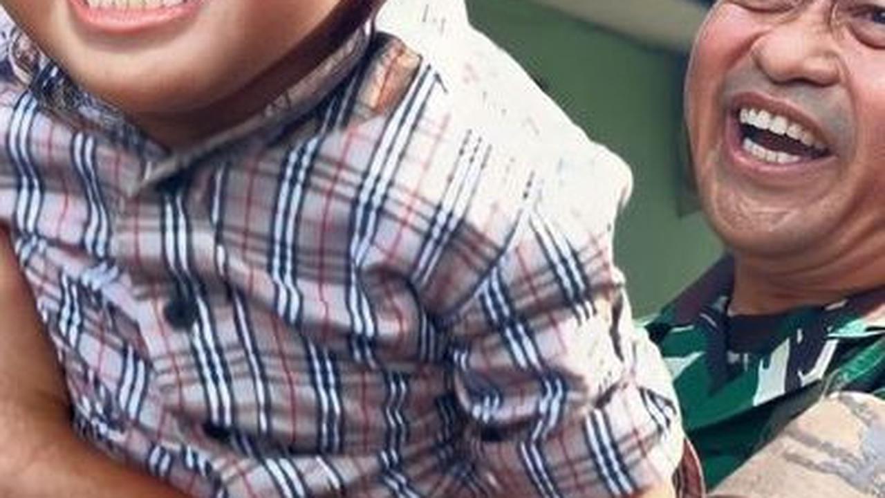 Dia juga sempat berinteraksi dengan anak-anak prajurit. Bahkan salah satu bocah laki-laki sempat digendongnya.