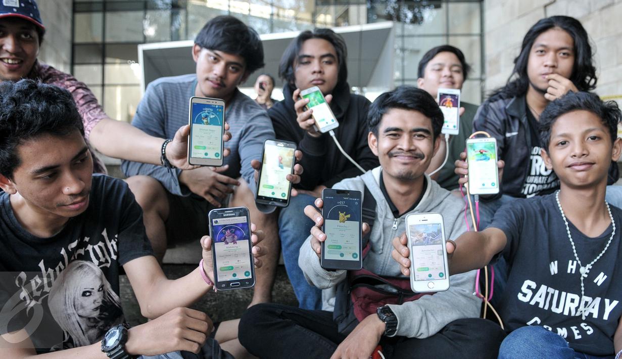 Komunitas Pokemon Go (Instinct Depok Team) menunjukan pokemon hasil berburu mereka di area Kampus Universitas Indonesia (UI) Depok, Sabtu (6/8). Game augmented reality Pokemon Go akhirnya resmi hadir di Indonesia. (Liputan6.com/Yoppy Renato)