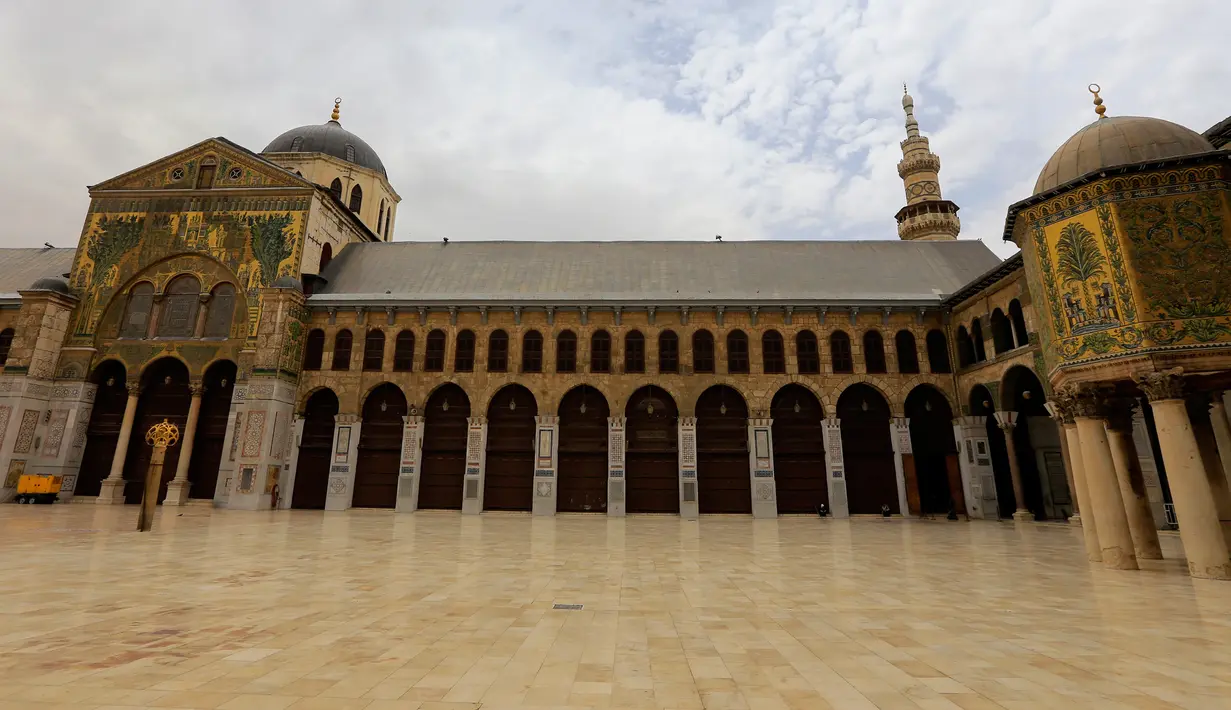 Suasana teras Masjid Umayyad yang terlihat luas dan megah di kota lama Damaskus, Suriah, Selasa (22/5). Masjid yang juga dinamakan Masjid Agung Damaskus ini memiliki tiga menara dan empat pintu. (AFP PHOTO/LOUAI BESHARA)