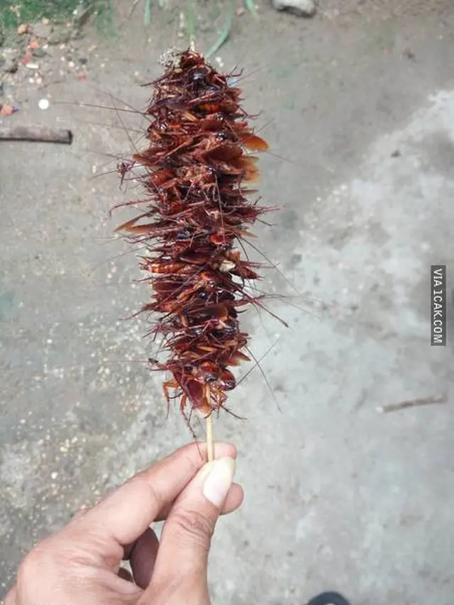 6 Potret Orang Makan Sate Ini Nyeleneh Banget, Bikin Tepuk Jidat