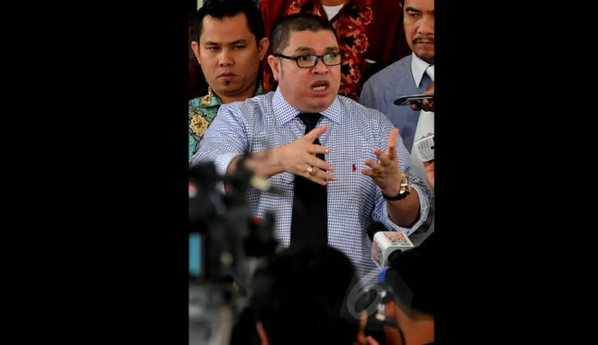 Kuasa hukum Komjen Budi Gunawan, Razman Arif Nasution, memperlihatkan surat pemanggilan pemeriksaan KPK terhadap kliennya di Mabes Polri, Jakarta, Jumat (30/1/2015). (Liputan6.com/Johan Tallo)