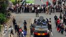 Petugas Gegana Polri melakukan penjagaan di sekitar pos polisi di perempatan Sarinah Jl MH Thamrin, Jakarta, Kamis (14/1/2016). Pasca ledakan, aparat Gegana langsung melokalisir tempat kejadian perkara (TKP). (Liputan6.com/Helmi Fithriansyah)