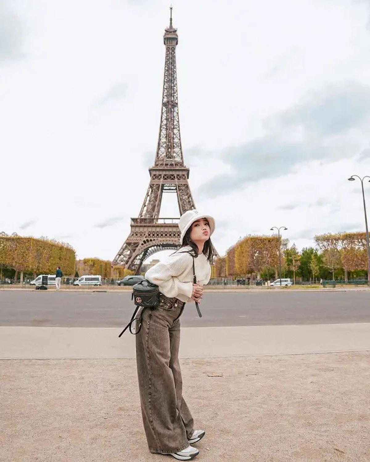 8 Pilihan Gaya Padu Padan Jeans ala Fuji, Super Stylish dan Kece Abis