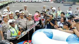 Polda Metro Jaya menggelar  apel kesiapan banjir di Mapolda Metro Jaya, Jakarta, Selasa (10/11). Petugas dibekali gergaji mesin, pompa dan ban karet sebagai pelampung untuk mengantisipasi pohon tumbang hingga genangan air. (Liputan6.com/Yoppy Renato)