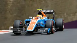 Start dari posisi ke 18, pada lap pertama, Ro Haryanto terpaksa harus masuk pit untuk mengganti sayap depan yang patah dalam F1 GP Baku di Sirkuit Baku, Azerbaijan, Minggu (19/6/2016). (EPA/Zurab Kurtsikidze)