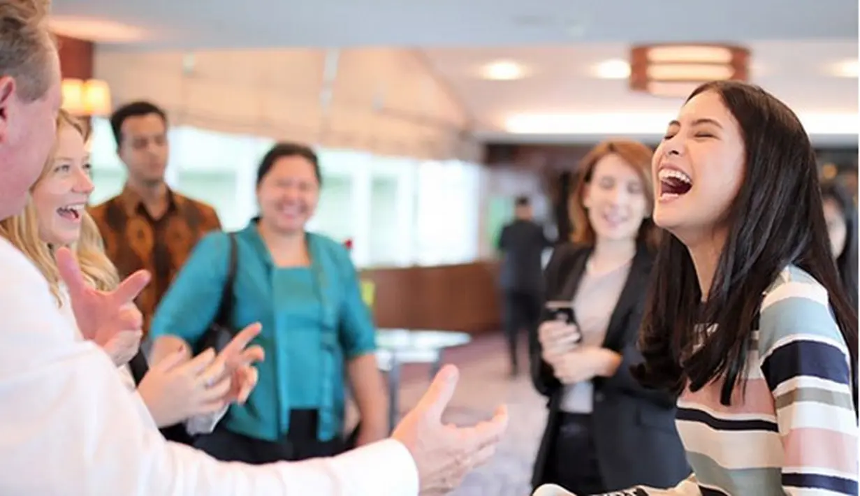 Pada acara itu, jebolan dari Oxford University itu diberi kesempatan untuk berpidato dihadapan Wakil Presiden Jusuf Kalla serta sejumlah tokoh dari lintas agama.  (Instagram/maudyayunda)