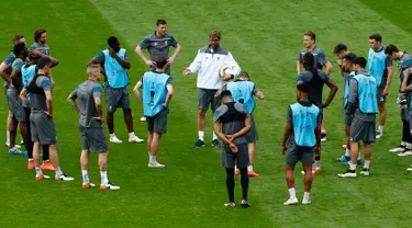 Pelatih Liverpool, Jurgen Klopp (tengah) saat menginstruksikan sejumlah pemainnya pada latihan di St. Jakob -Park , Basel , Swiss, (17/5). Liverpool melakukan latihan jelang partai Europa League melawasan Sevilla. (Reuters / Arnd Wiegmann)