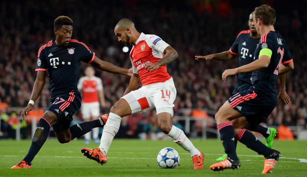 Gelandang Arsenal, Theo Walcott (kedua kiri) berusaha melewati tiga pemain Muenchen pada pertandingan liga Champions di Emirates Stadium, London, Inggris  (20/10/15). Arsenal menang atas Muenchen dengan skor 2-0. (Reuters/Tony O'Brien)