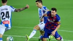 Mega bintang Barcelona, Lionel Messi, berebut bola dengan gelandang Espanyol, Marc Roca pada lanjutan pertandingan La Liga Spanyol di Camp Nou, Kamis (9/7/2020) dini hari WIB.  Barcelona menang tipis 1-0 atas Espanyol lewat gol yang dicetak Luis Suarez. (LLUIS GENE / AFP)