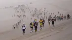 Peserta bersaing pada tahap pertama Half Marathon des Sables di Gurun Ica, Paracas, Peru, Senin (2/12/2019). Half Marathon des Sables berlangsung pada 1-6 Desember 2019. (Martin BUREAU/AFP)