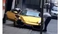 Sebuah Lamborghini Gallardo yang baru saja tabrakan dipaksa untuk tetap terus berjalan oleh pemiliknya (Foto: Carcrushing). 