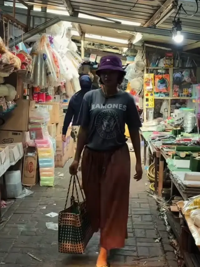 Indah Permatasari Tampil Sederhana