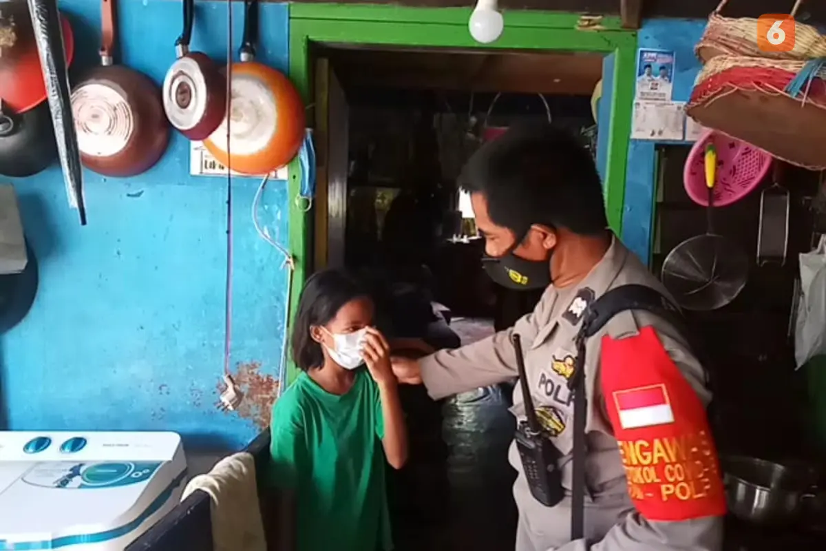 Aiptu Paleweri, Bhabinkamtibmas Polsek Mamajang yang jual motor antik demu bantu sekolah 10 anak (Liputan6.com/Fauzan)