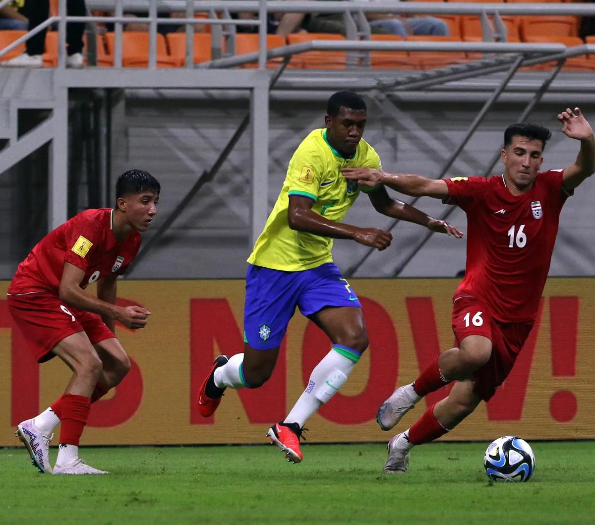Drama 5 gol terjadi dalam duel Brasil vs Iran pada&nbsp;matchday pertama Grup C Piala Dunia U-17 2023, Sabtu (11/11/2023). Duel yang tersaji di Jakarta International Stadium (JIS) itu berakhir dengan skor 2-3 untuk kemenangan Iran.