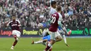 West Ham akhirnya unggul 1-0 pada menit ke-30 melalui sepakan Said Benrahma yang sempat membentur punggung Raphael Varane yang mengubah arah bola dan mengecoh David De Gea. (AP/Ian Walton)