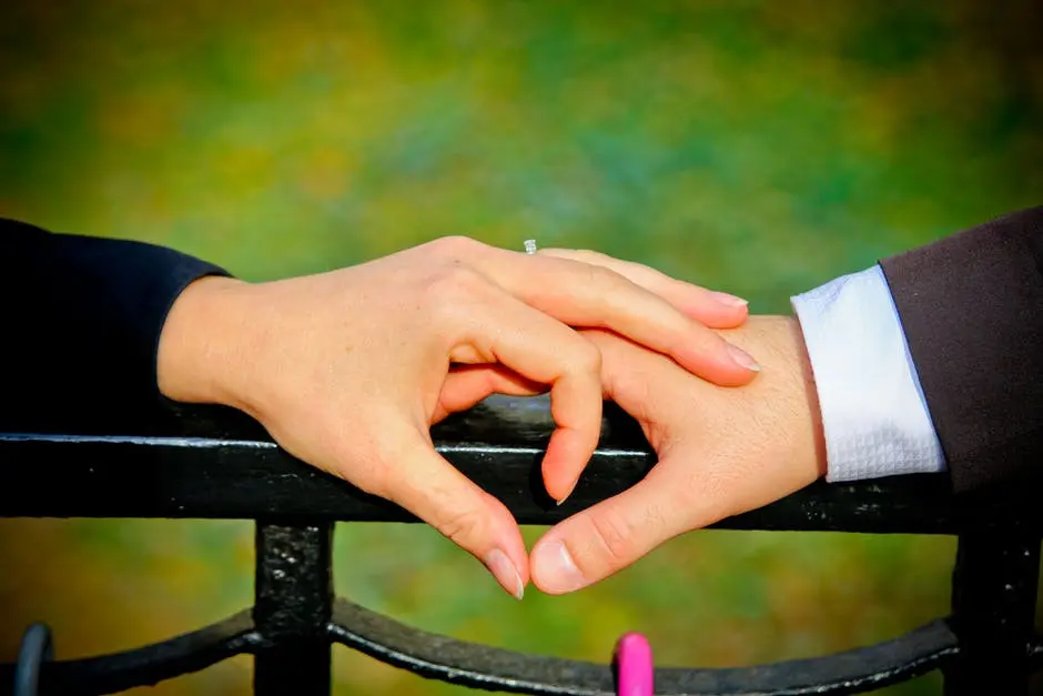 Tiap pasangan punya bentuk perjuangan yang berbeda, nggak perlu menyamakan dengan hubungan Hamish dan Raisa. (Foto: pexels.com)