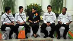 Menlu Retno Marsudi bersama empat anak buah kapal (ABK) yang sempat disandera oleh kelompok Abu Sayyaf, di Gedung Pancasila, Jakarta, Jumat (13/5). Pemerintah akan melakukan serah terima kepada keluarga. (Liputan6.com/Johan Tallo)
