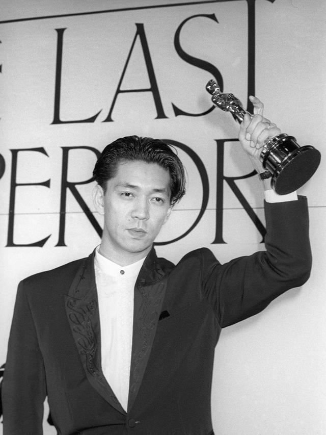 Ryuichi Sakamoto pada 1988 di Jepang, setelah memenangkan Piala Oscar. (Kyodo News via AP)