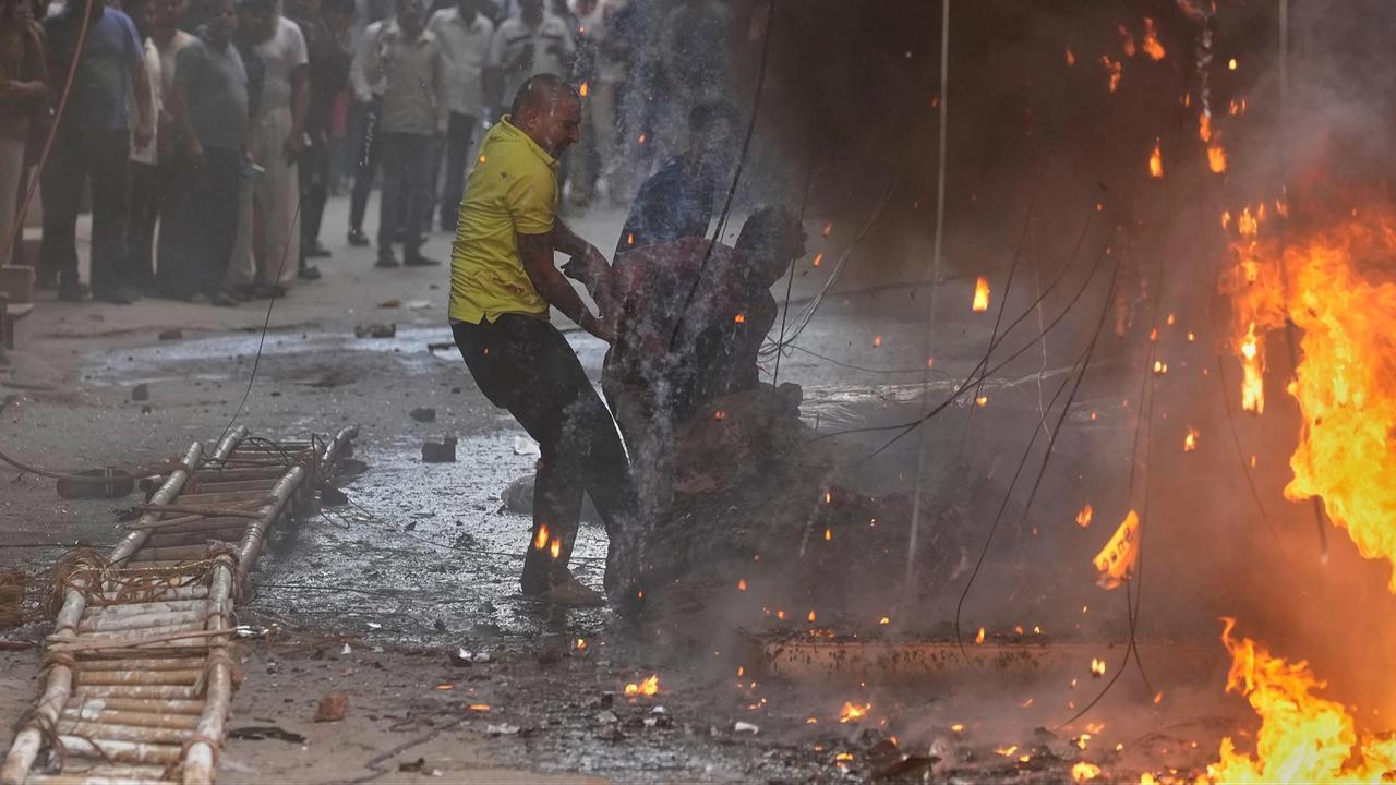 FOTO: Evakuasi Dramatis Korban Kebakaran Hotel di New Delhi